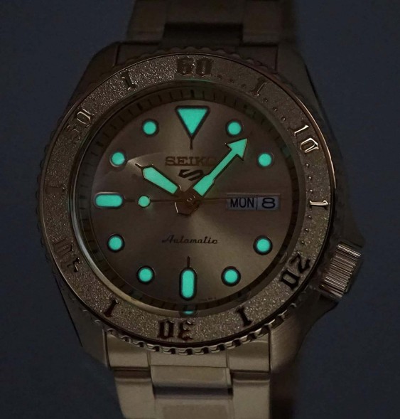 Часы Seiko SRPE74K1