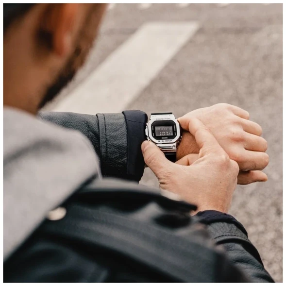 Часы Casio GM-5600U-1E